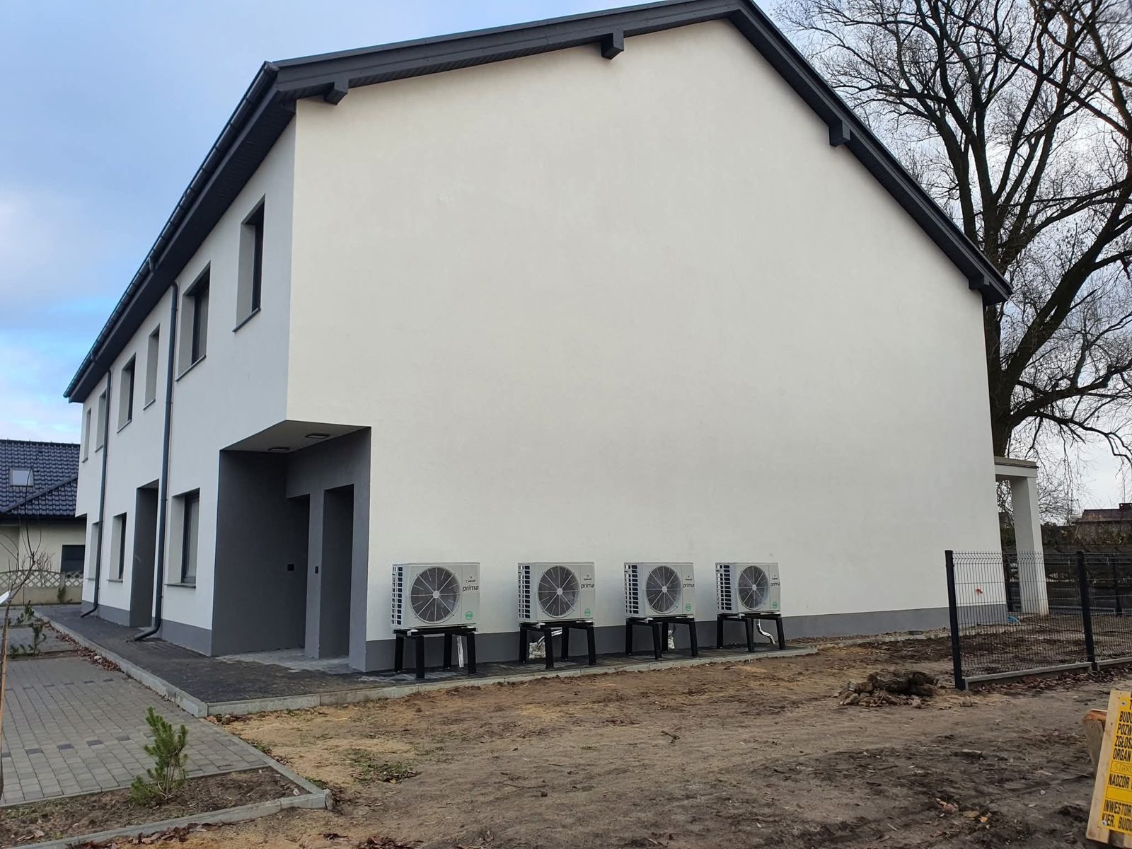 Cztery pompy ciepła w szeregowcu